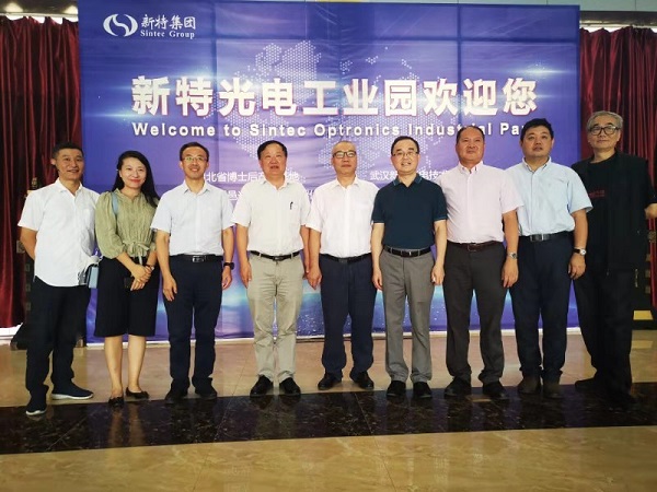 人民日?qǐng)?bào)社湖北分社社長(zhǎng)賀廣華參觀考察鴻鐳激光